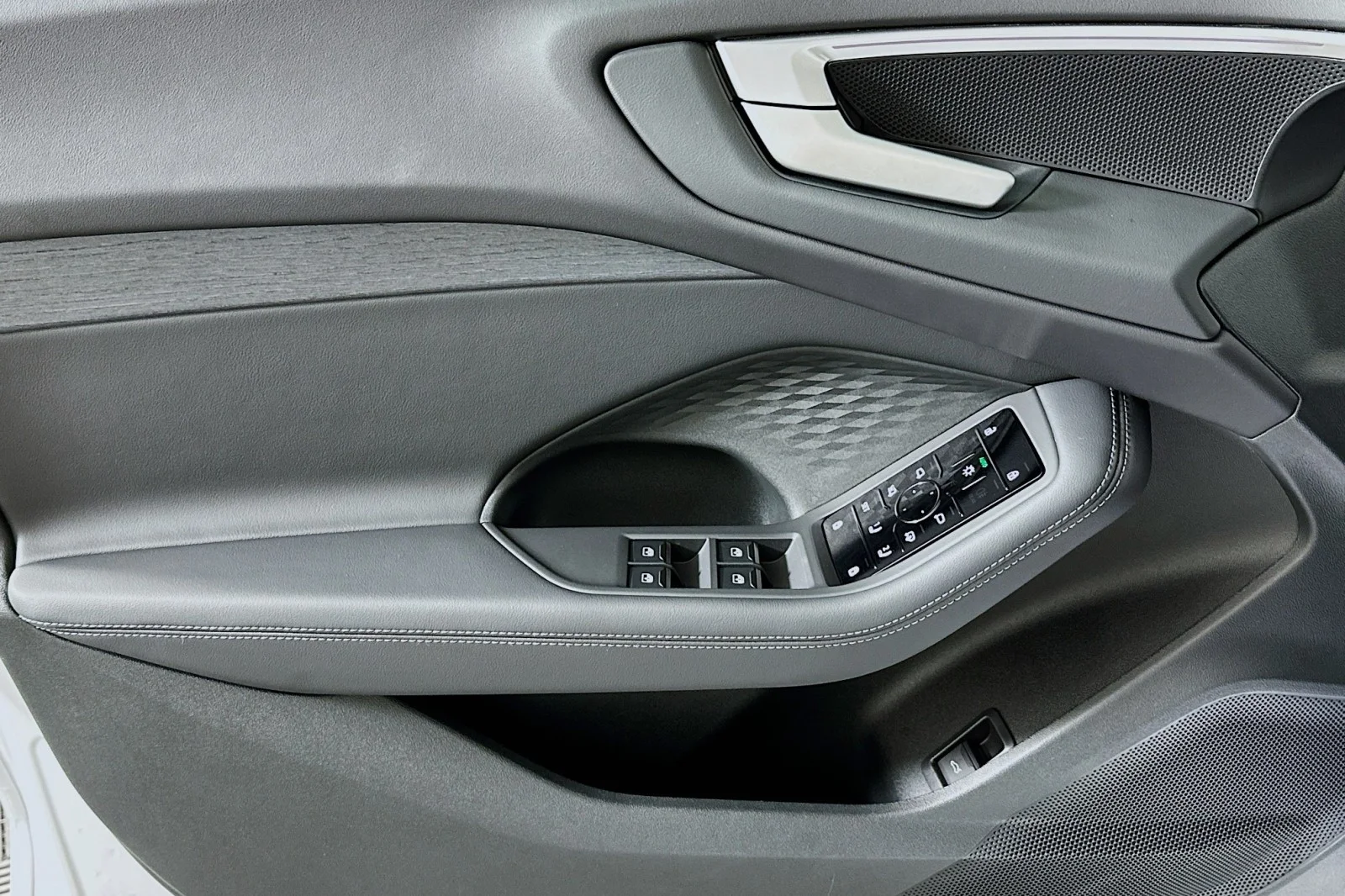 Used 2025 Arkona White Audi Premium image 21