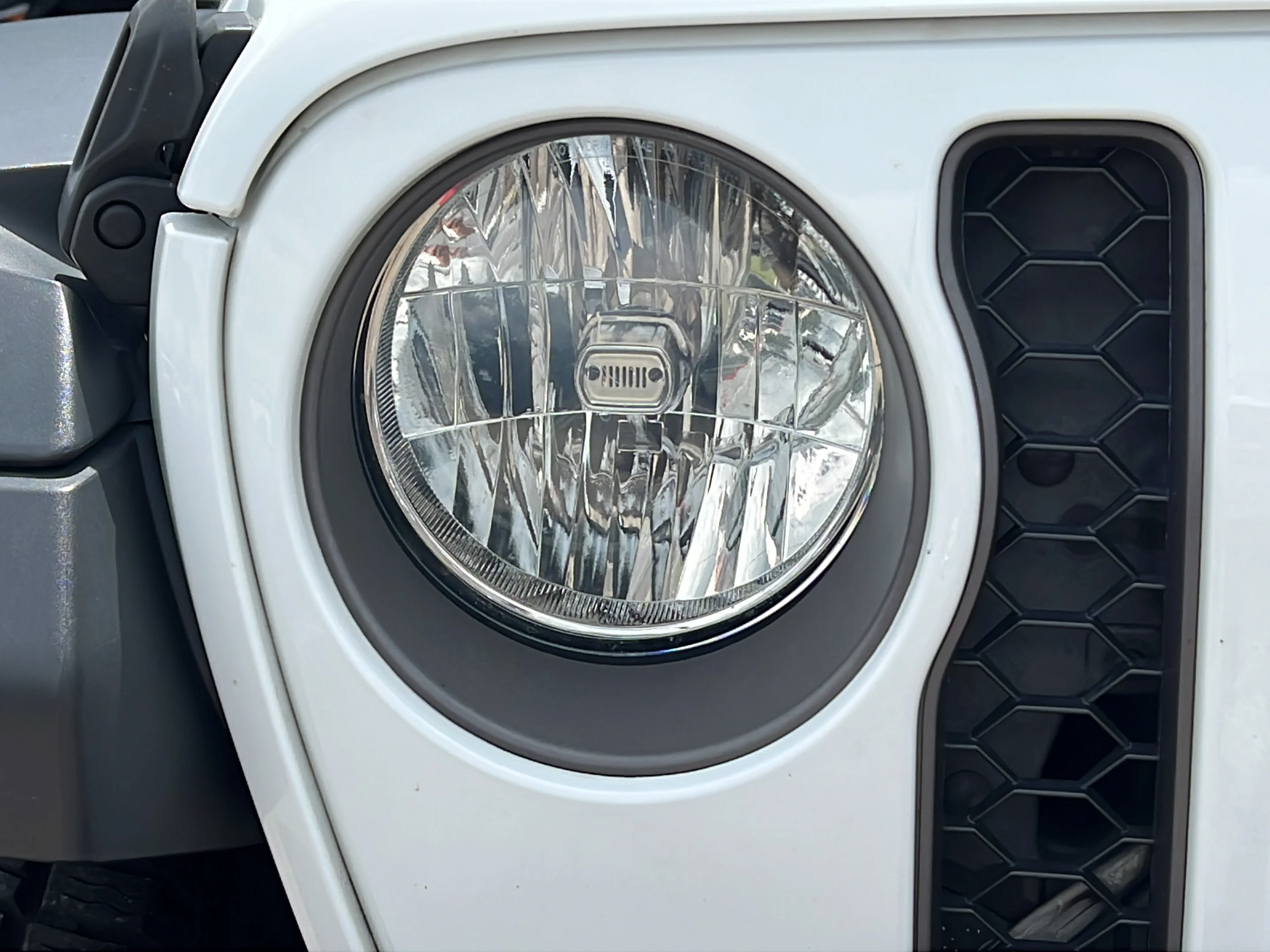 Used 2022 Bright White Clearcoat Jeep Rubicon image 26