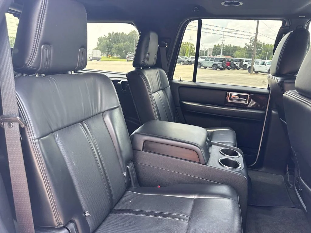 Used 2017 White Lincoln Select image 22