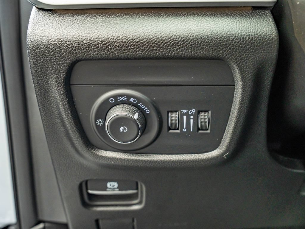 Used 2025 Silver Zynith Jeep Limited image 20