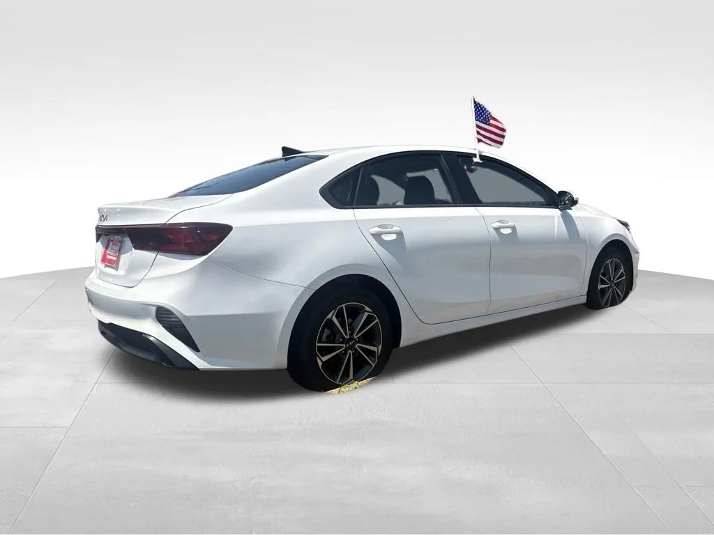 Used 2023 White Kia LXS image 17