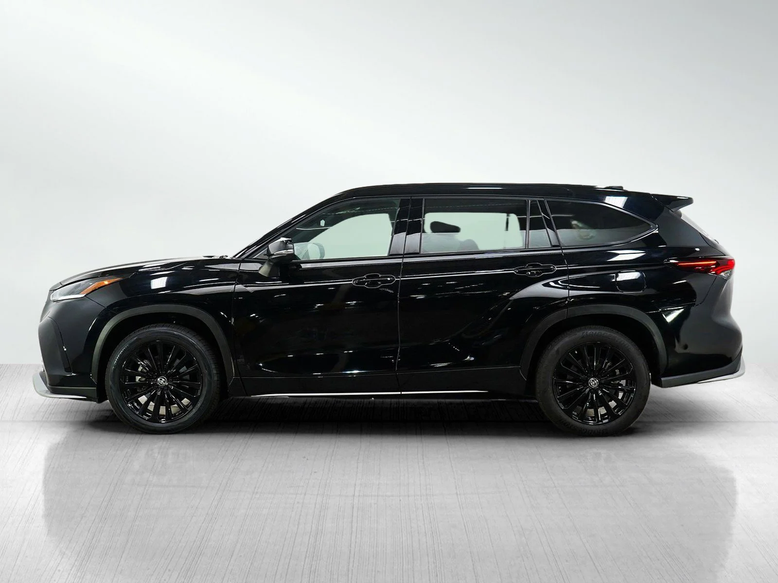 Used 2025 Toyota Highlander XSE with VIN 5TDKDRBH2SS576354 for sale in Burnsville, Minnesota