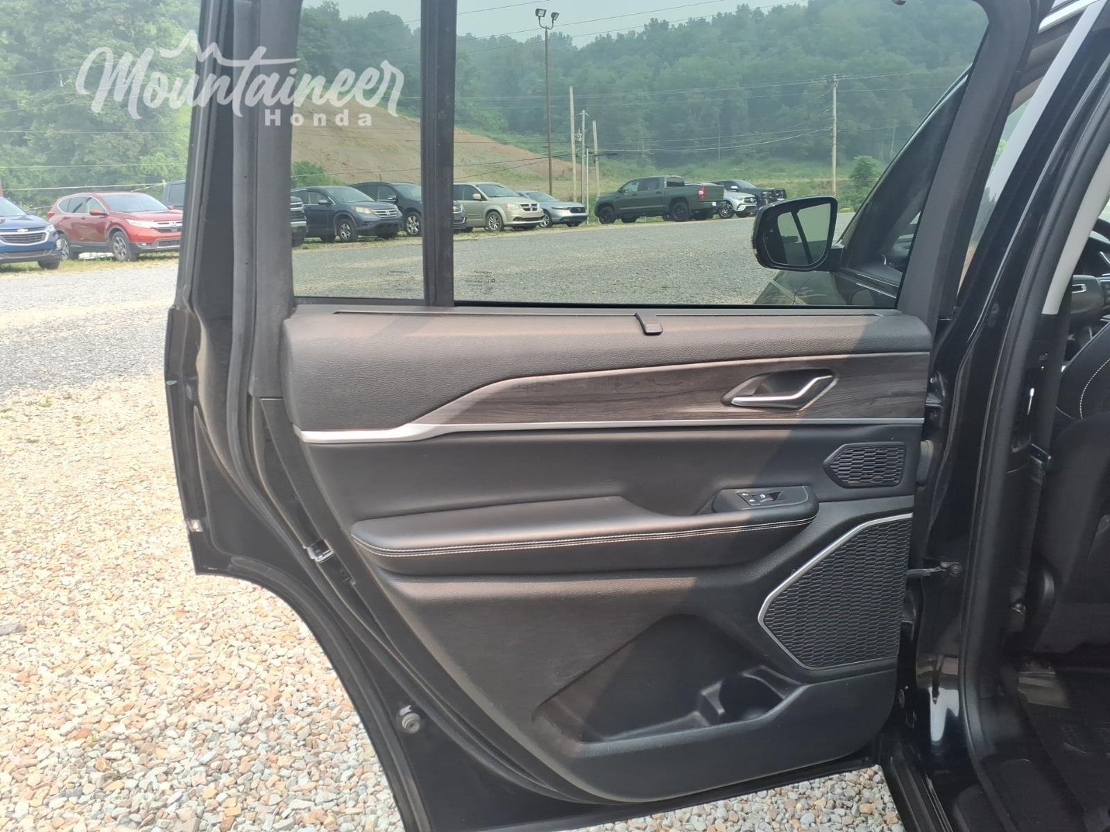 Used 2023 Diamond Black Crystal Pearlcoat Jeep Limited image 13