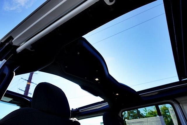 New 2026 Bright White Clear-Coat Exterior Paint Jeep Sport S image 16