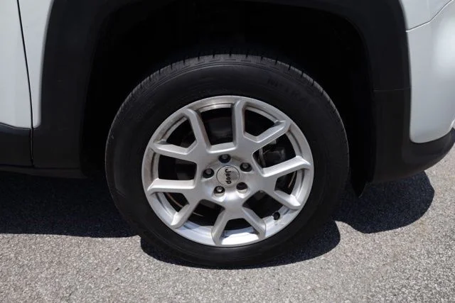 Used 2023 White Jeep Latitude image 14