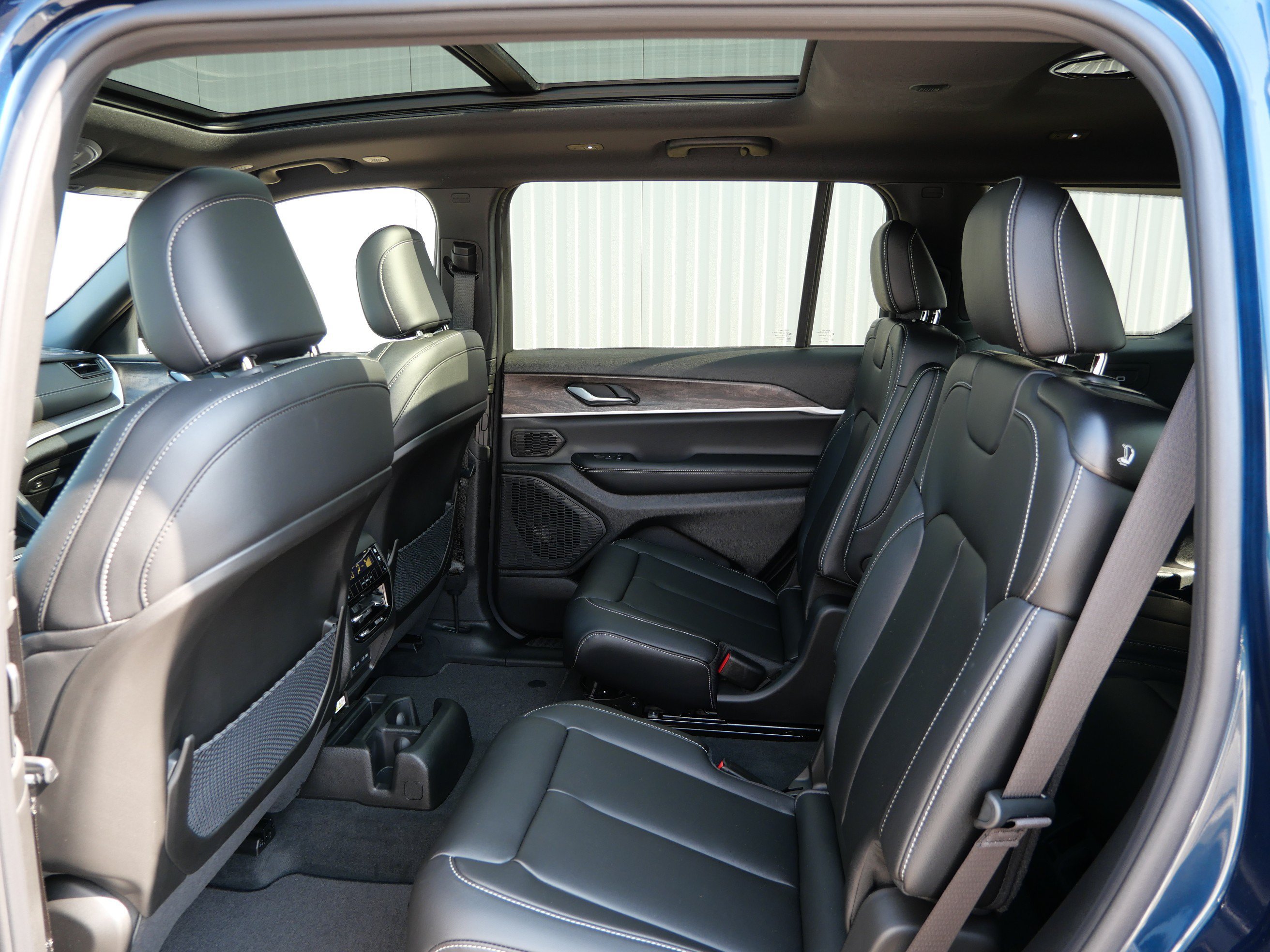 New 2026 Fathom Blue Pearl-Coat Exterior Paint Jeep Limited image 8