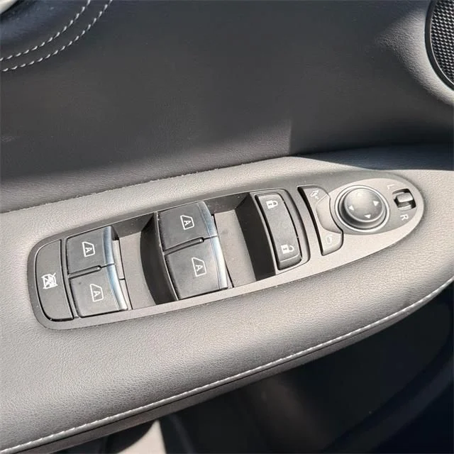 Used 2025 White INFINITI LUXE image 16