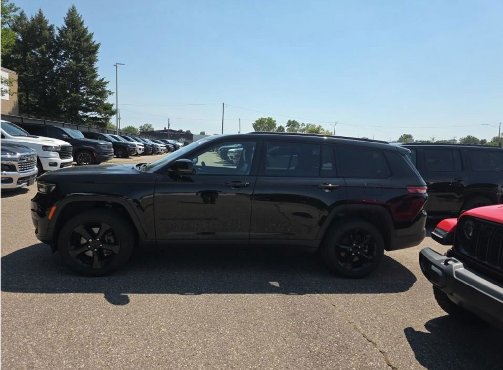 Used 2023 Diamond Black Crystal Pearlcoat Jeep Altitude image 8