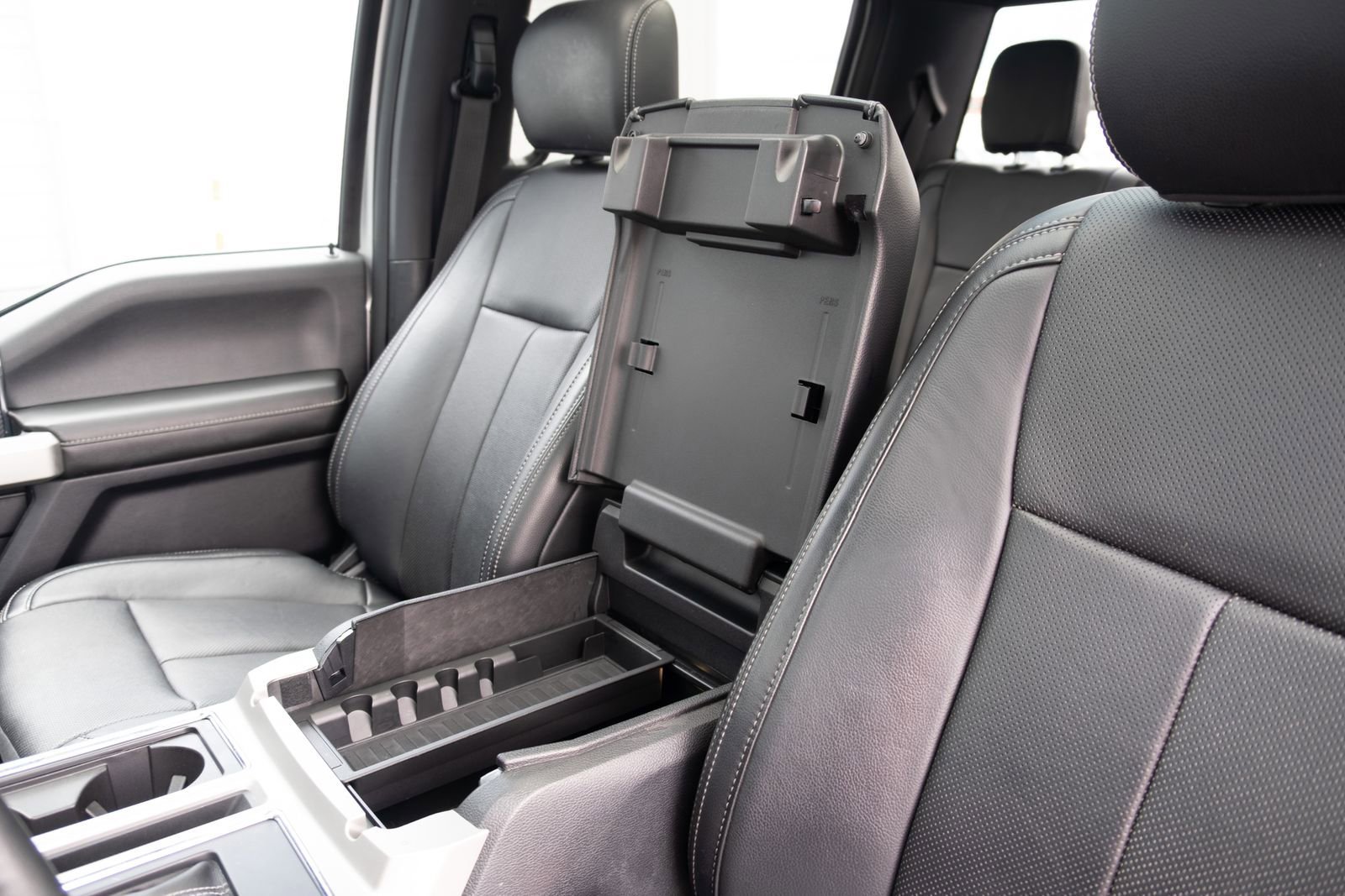 Used 2018  Ford Lariat image 15