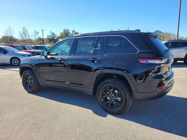New 2026 Diamond Black Crystal Pearl-Coat Exterior Paint Jeep Altitude image 9