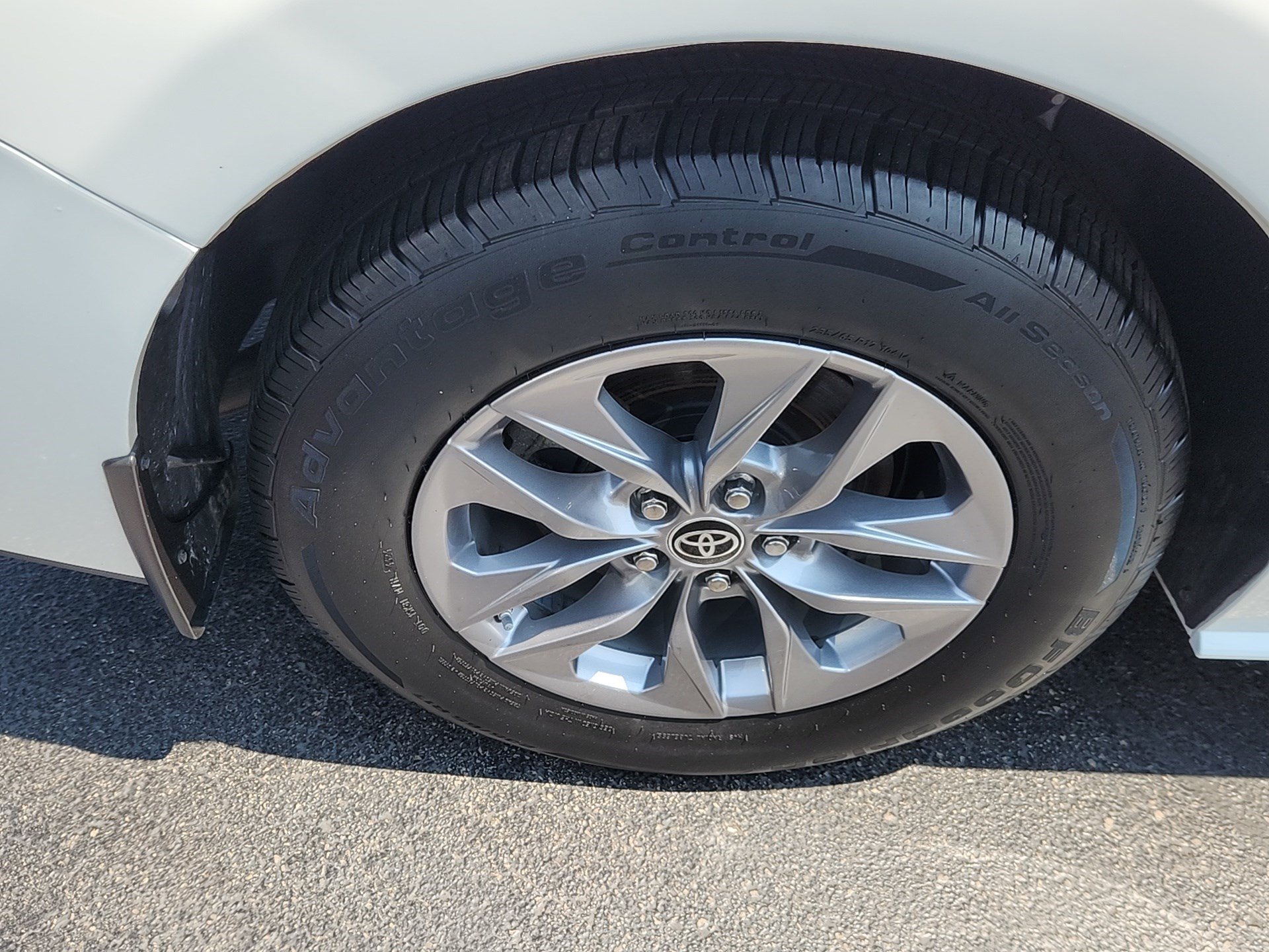 Certified Used 2022 White Toyota LE image 28