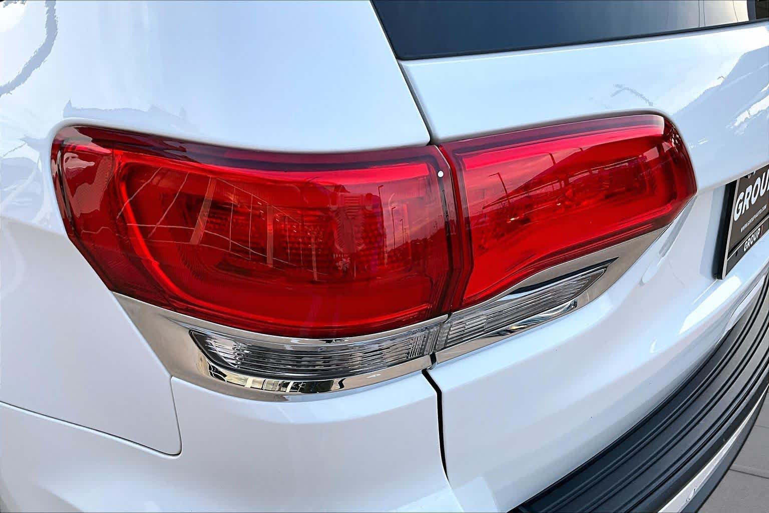 Used 2019 Bright White Clearcoat Jeep Laredo E image 27