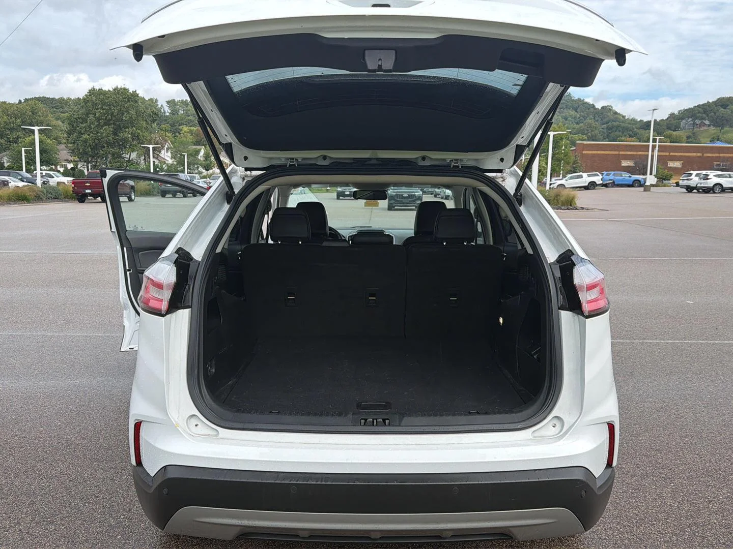 Used 2022 Oxford White Ford SEL image 10