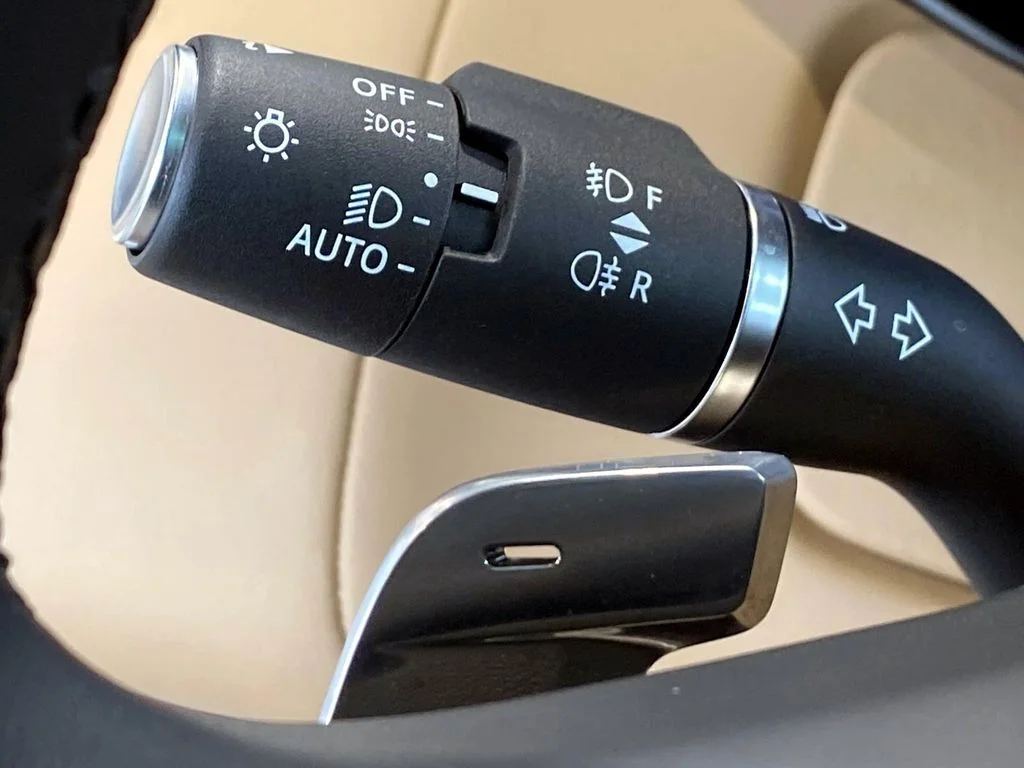 Used 2025  Land Rover SE image 18