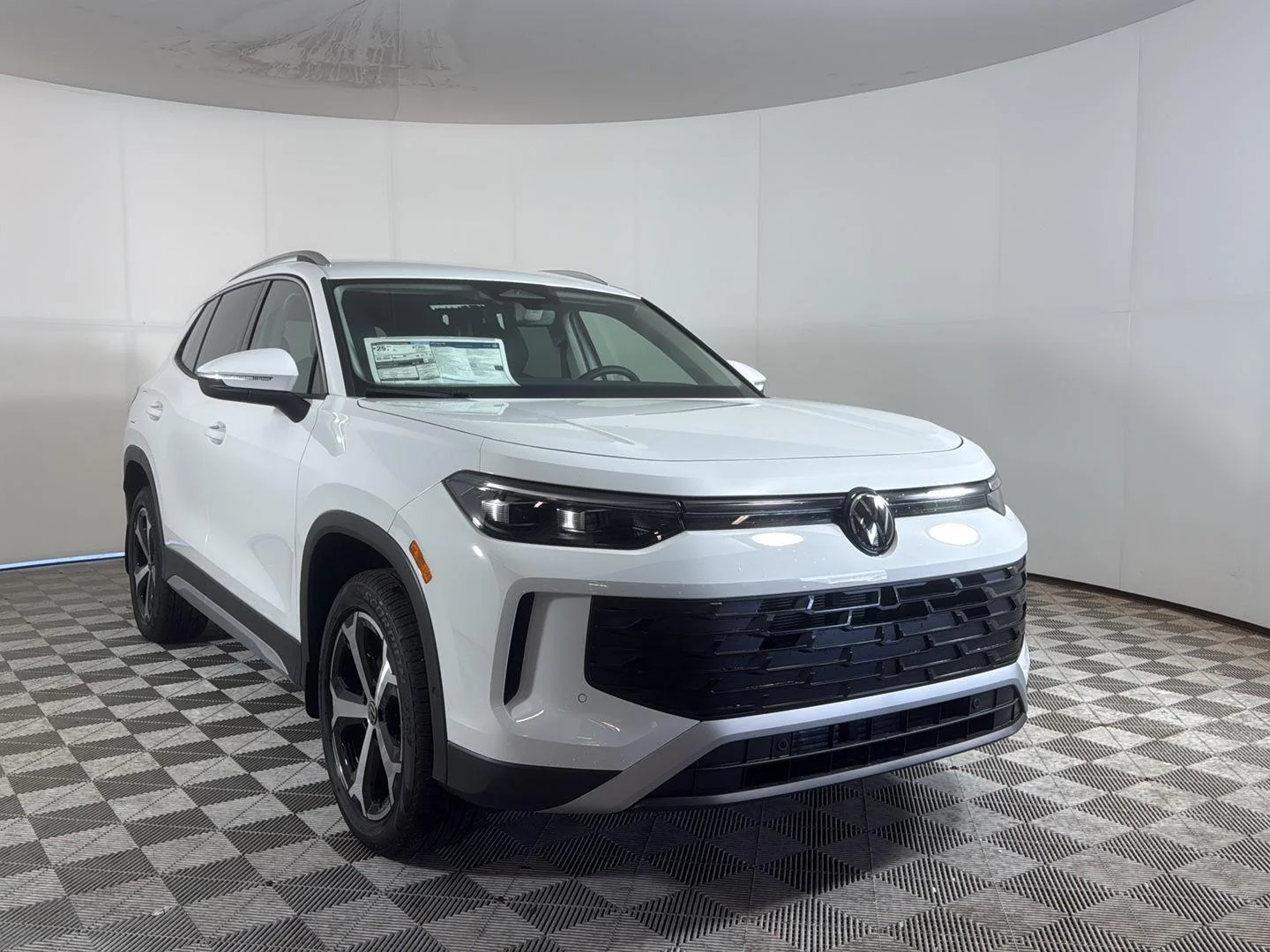 2026 Volkswagen Tiguan 2.0T SE 4Motion's photo