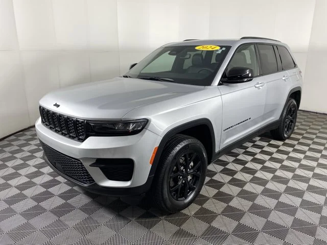 Used 2024 Silver Jeep Altitude X image 11