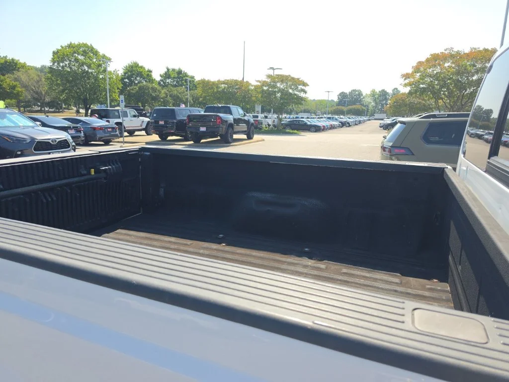 Used 2008 White Ford XL image 4