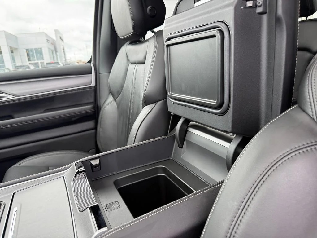 New 2026 Baltic-Gray Metallic Clear-Coat Exterior Paint Jeep Upland image 21