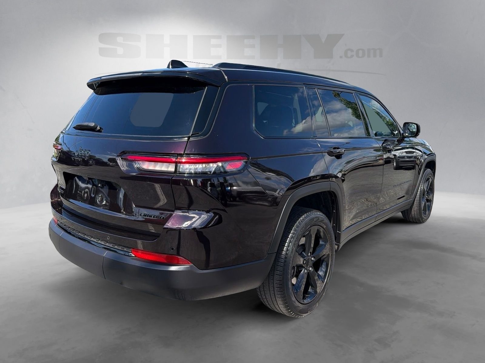 Used 2023  Jeep Limited image 13