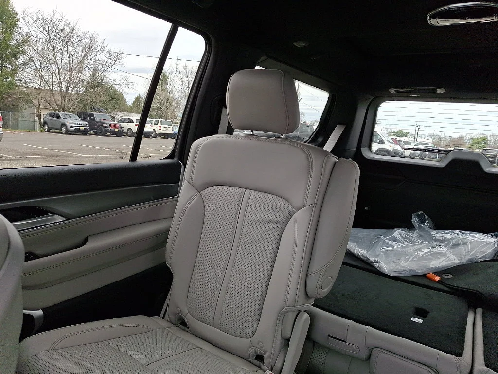 New 2026 High Gloss Black Exterior Paint Jeep Limited Altitude image 13
