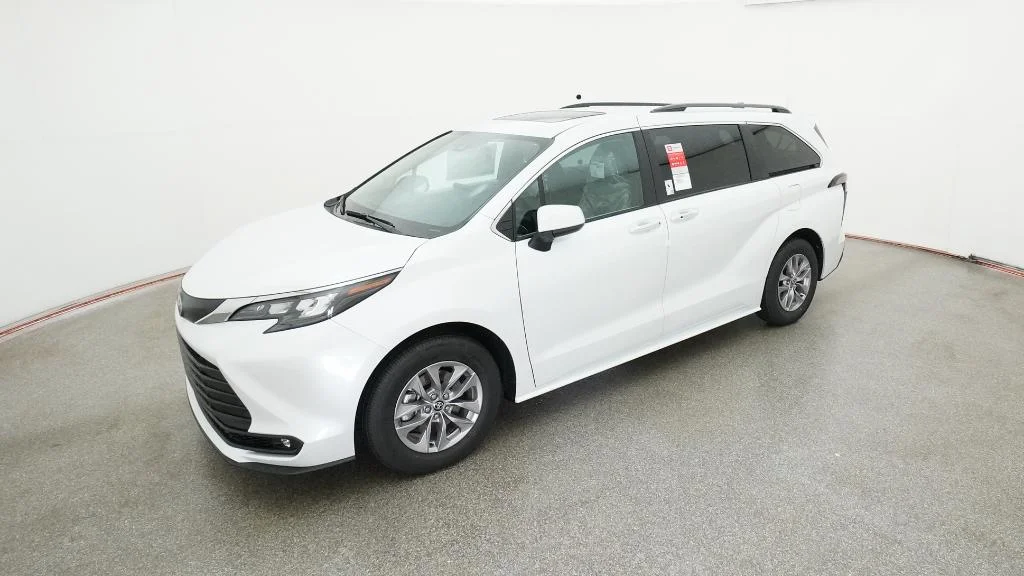 2026 Toyota Sienna XLE 8-Passenger Hybrid FWD's photo