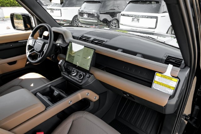 New 2026 Santorini Black Land Rover X-Dynamic SE image 17