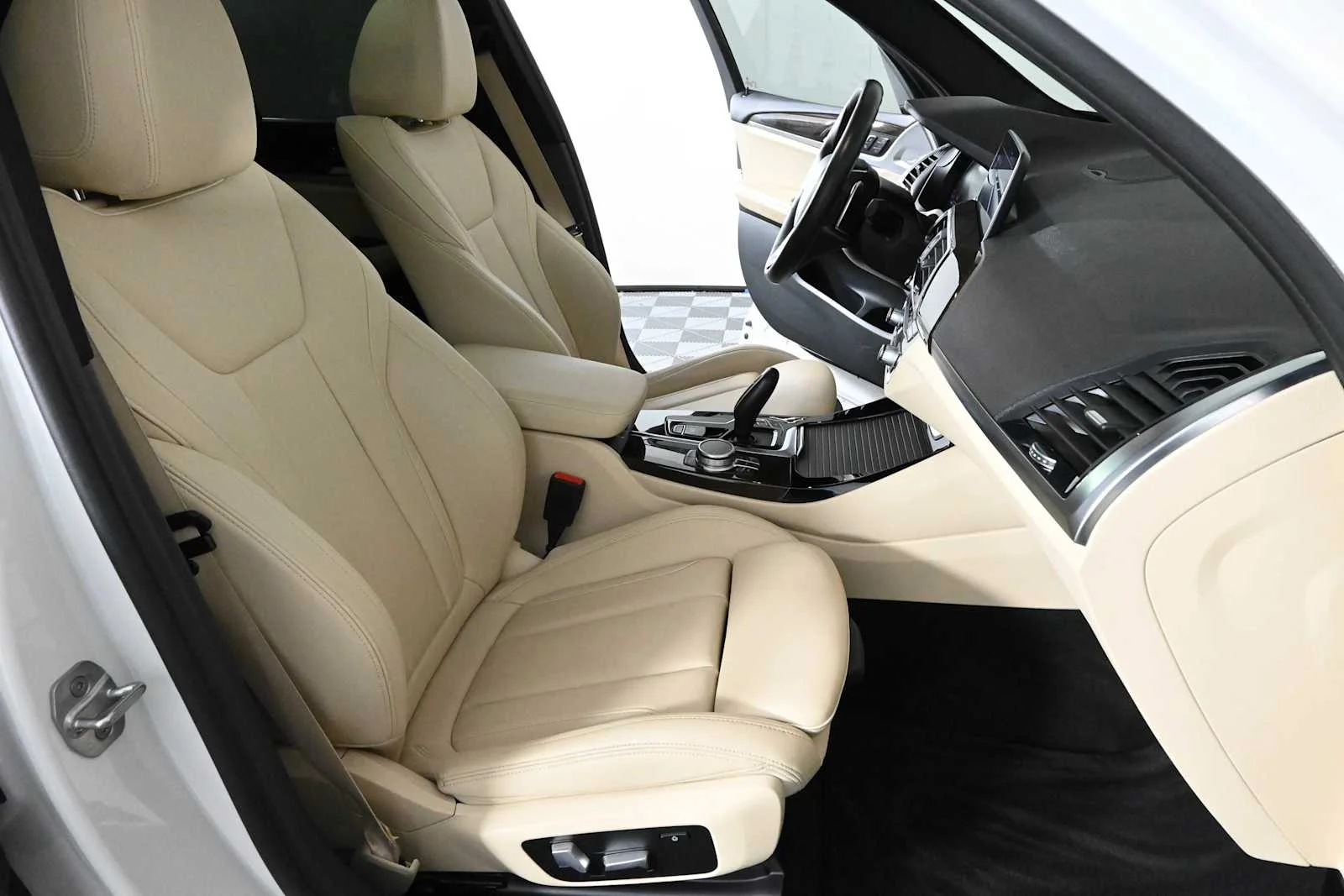 Used 2020 Mineral White Metallic BMW sDrive30i image 15