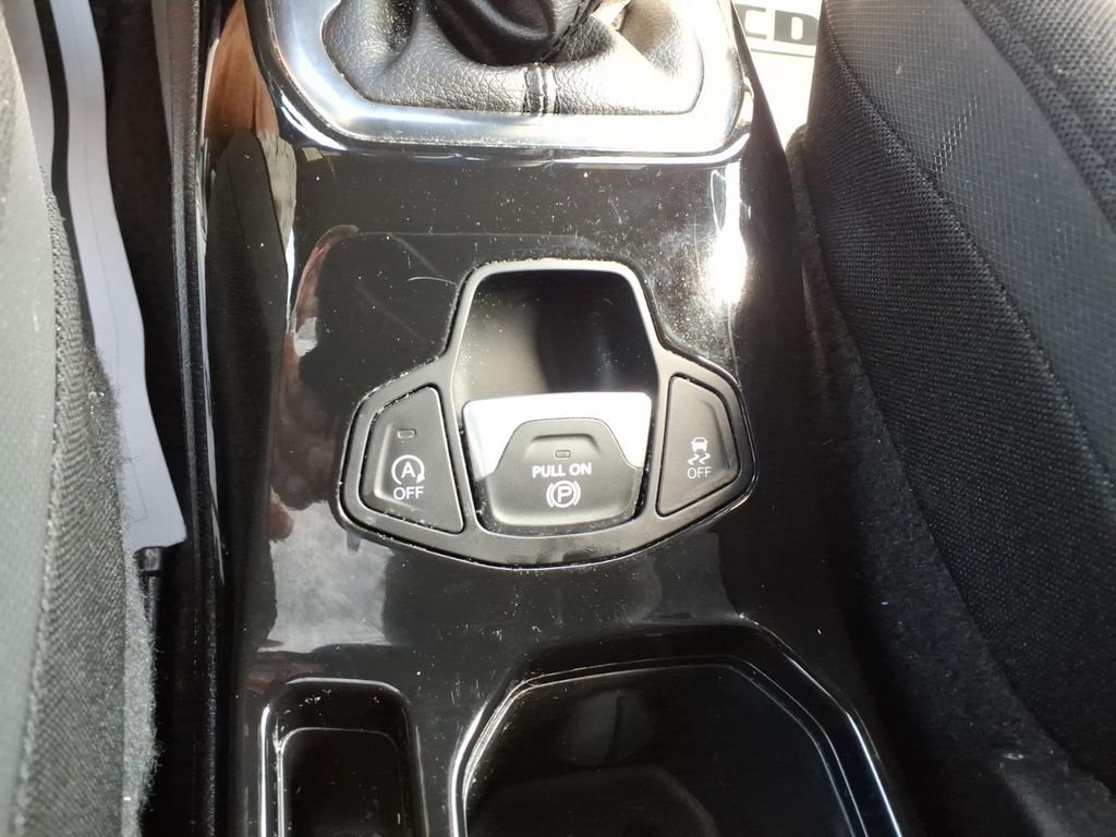 Used 2022 Alpine White Clearcoat Jeep Altitude image 19