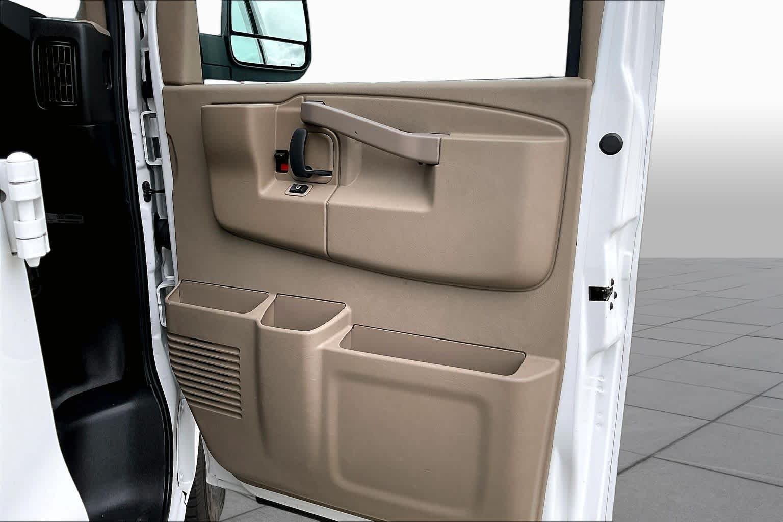 Used 2021 Summit White Chevrolet  image 18