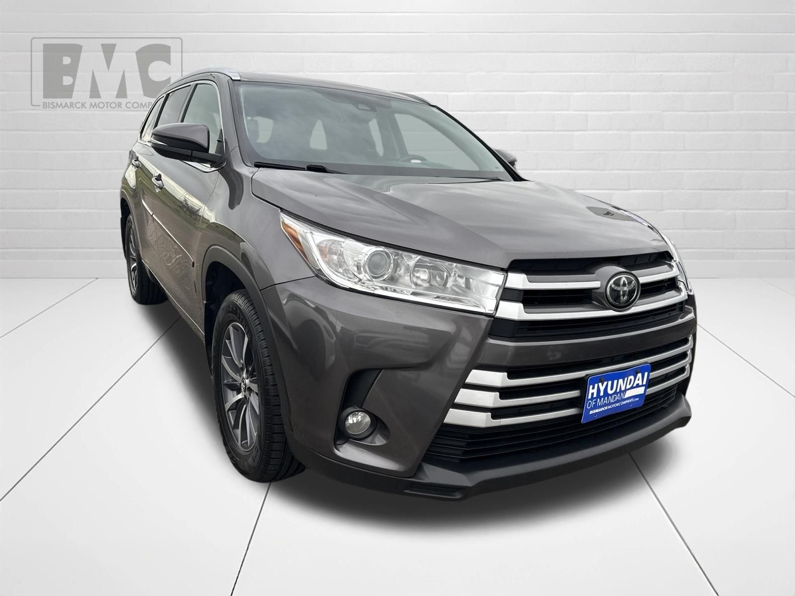 Used 2017  Toyota XLE image 2