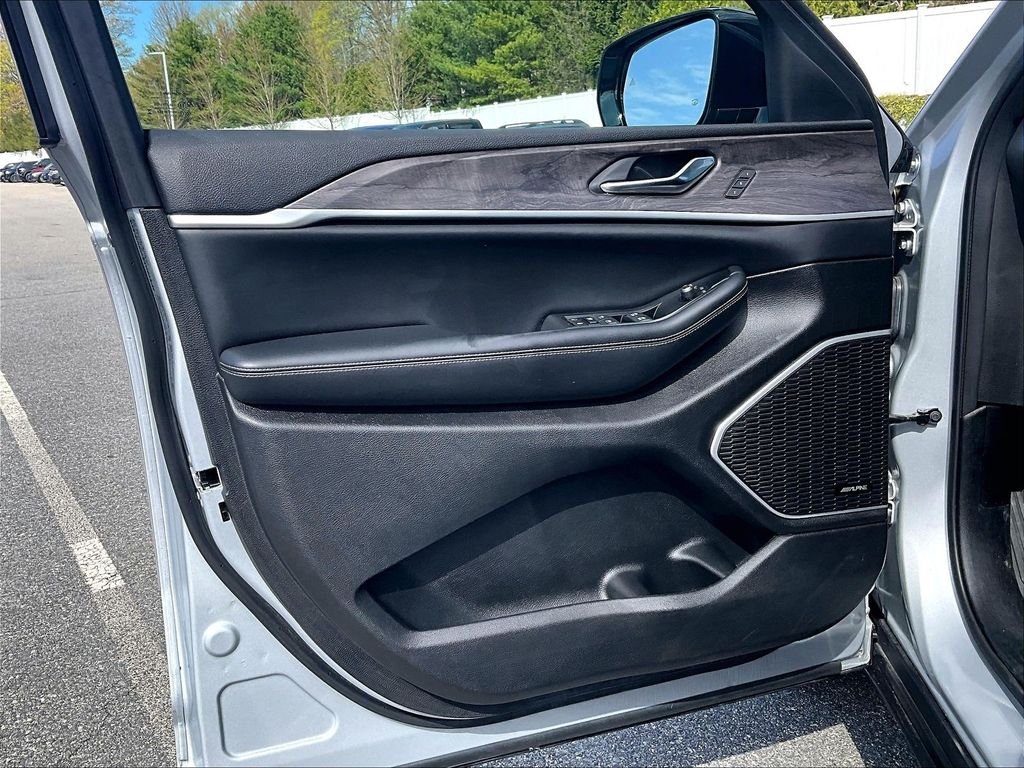 Used 2024 Silver Jeep 4xe image 9