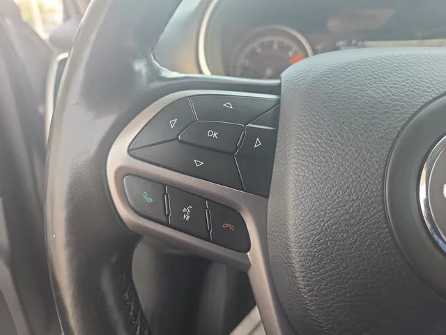Used 2020 Silver Jeep Latitude image 19