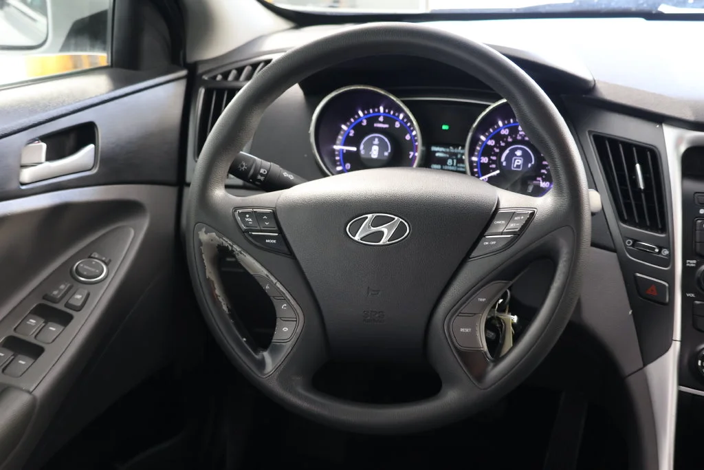 Used 2011 Radiant Silver Metallic Hyundai GLS image 10