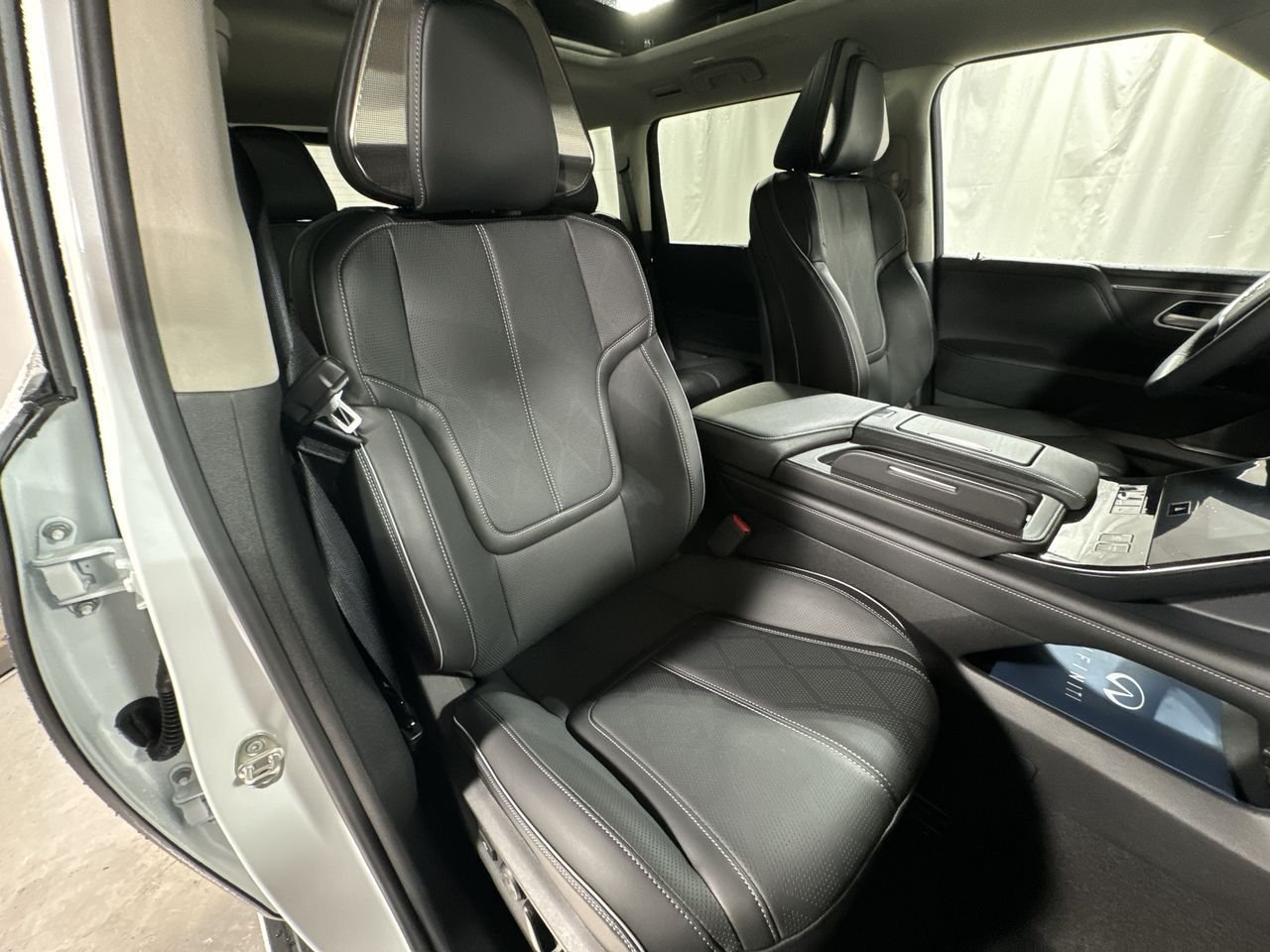 2025 INFINITI QX80 Sensory 4WD - Photo 32