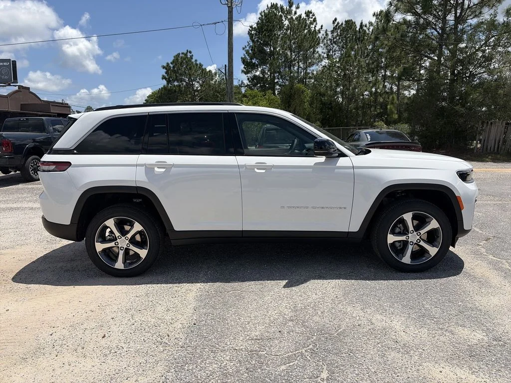 New 2026 Bright White Clear-Coat Exterior Paint Jeep Limited image 7