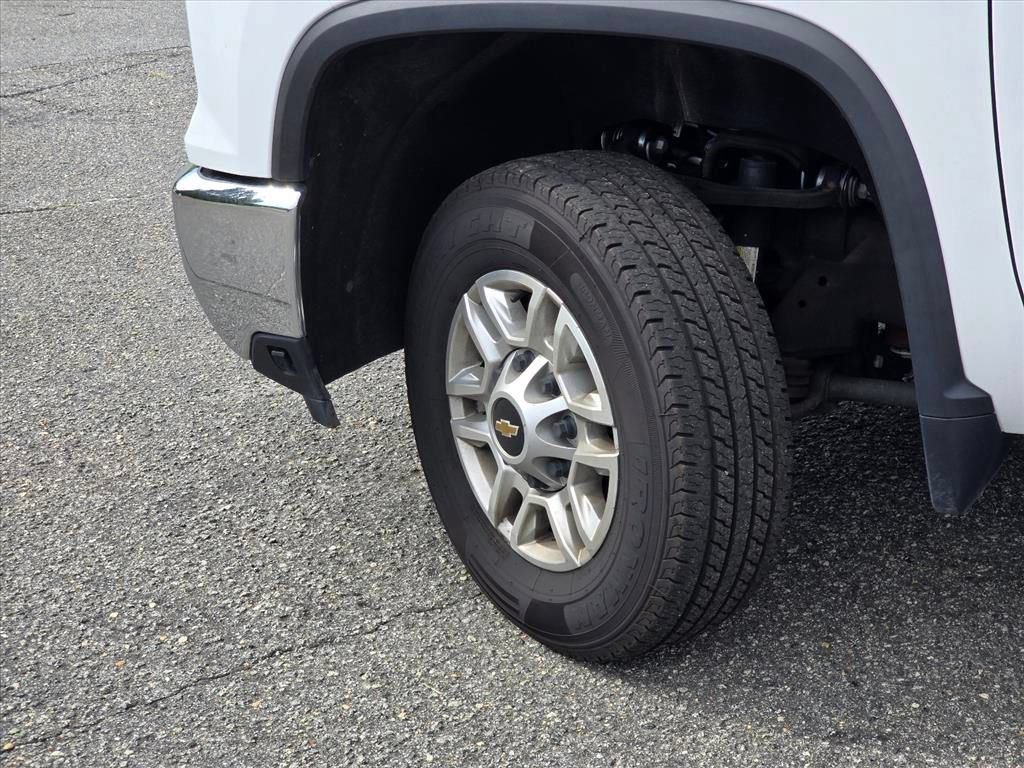 Used 2024 Summit White Chevrolet LT image 25