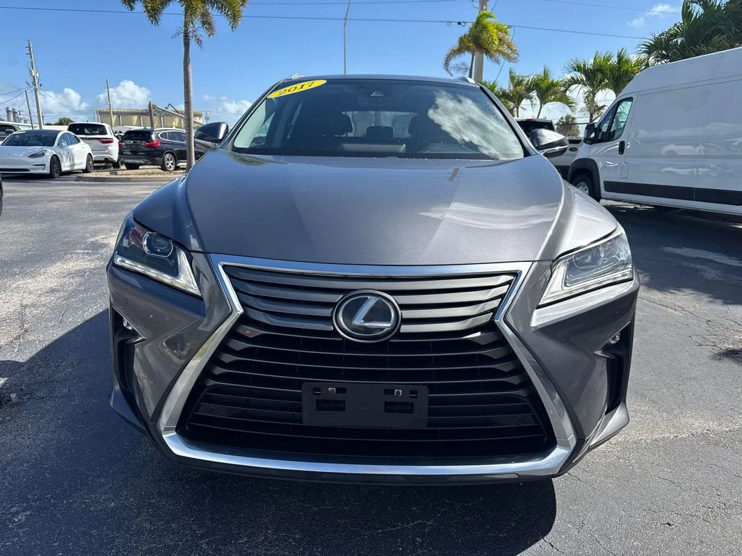 Used 2017  Lexus  image 8