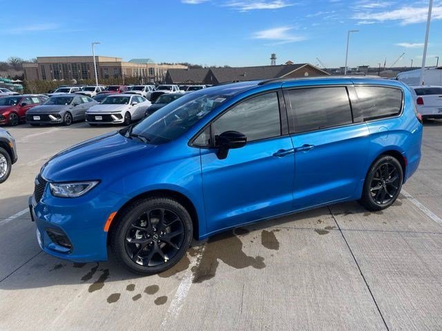 2026 Chrysler Pacifica Select's photo