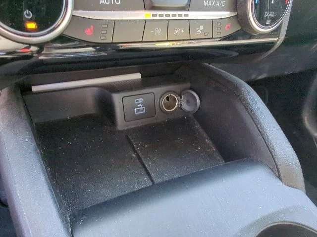 Used 2022 Blue Ford SE image 17