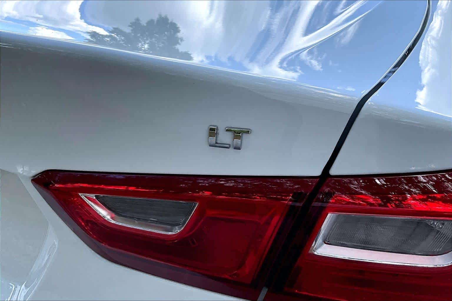 Used 2024 Summit White Chevrolet LT image 10