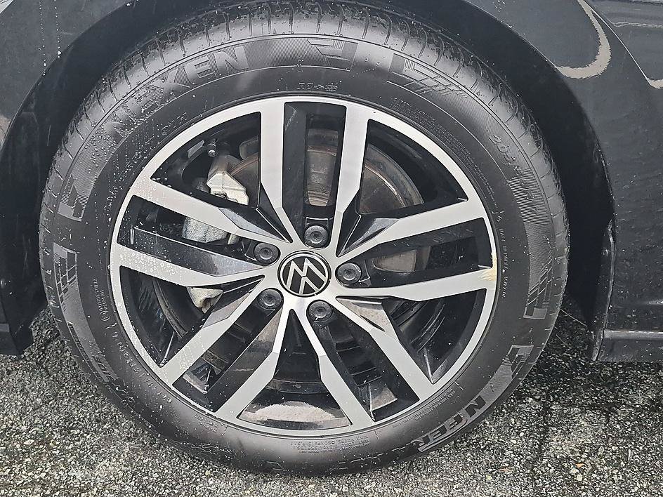 Used 2025 Gray Volkswagen SE image 10
