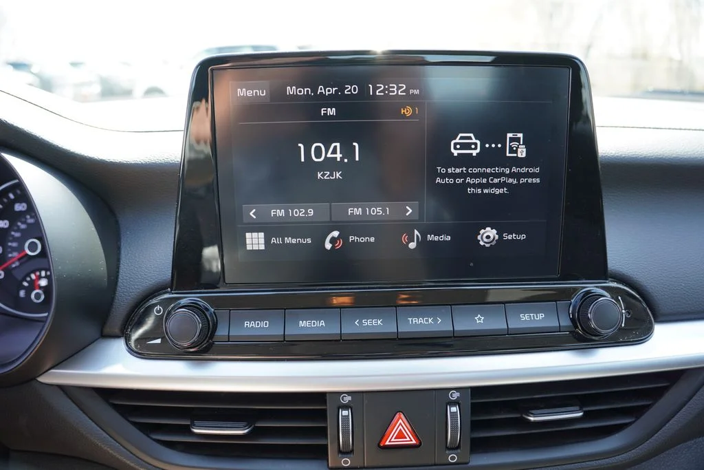 Used 2023 Snow White Pearl Kia LXS image 21