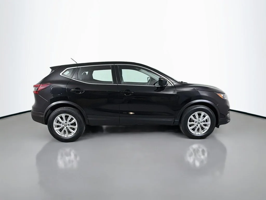 Used 2021  Nissan S image 5