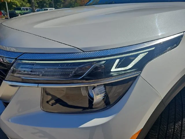 Used 2023 White Kia S image 28