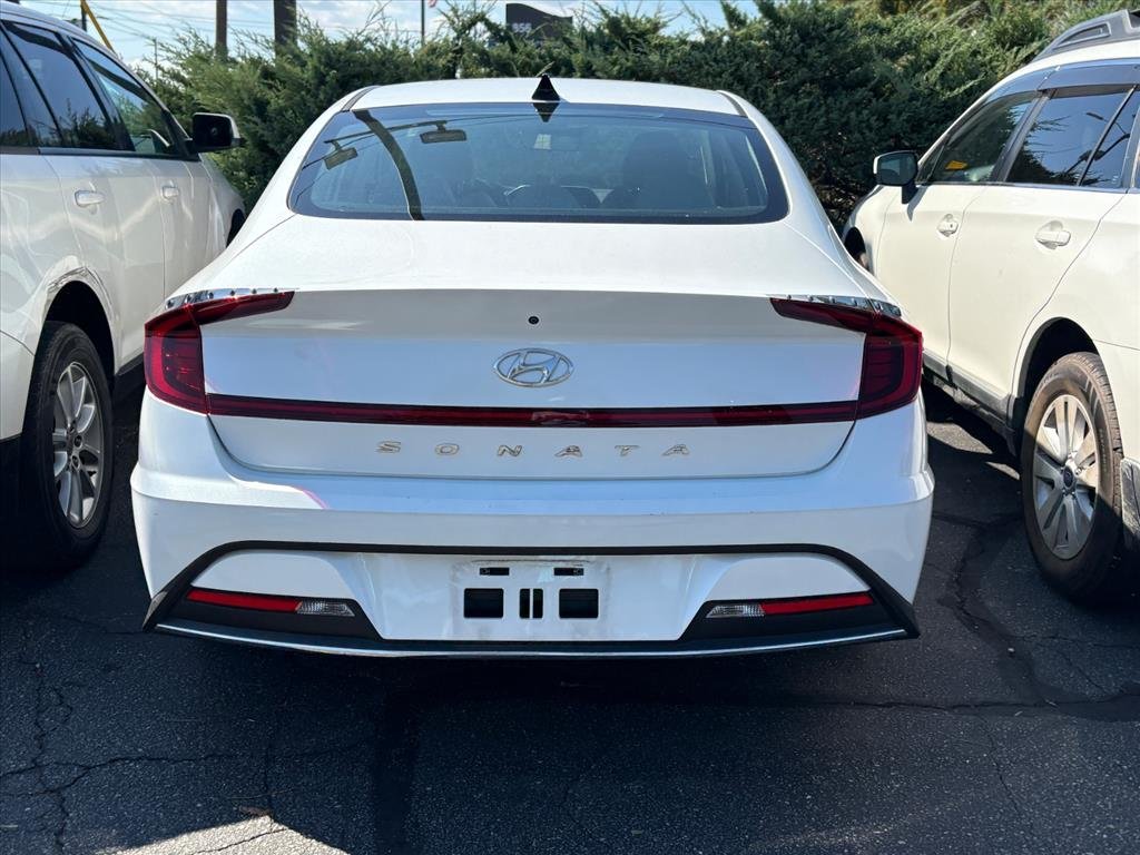 Used 2022 Quartz White Hyundai SE image 2