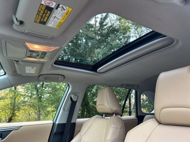 Used 2021  Toyota XLE Premium image 20