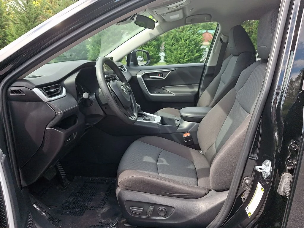 2025 Toyota RAV4 XLE - Photo 12