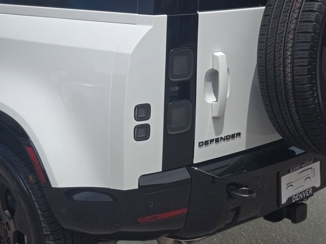 Used 2026 White Land Rover X-Dynamic SE image 23