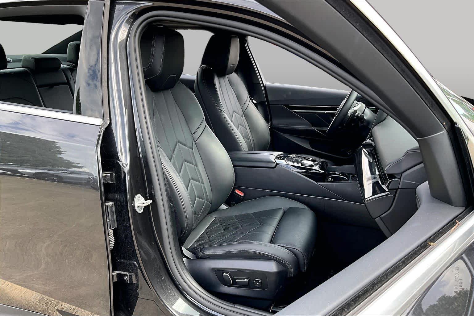 Used 2025 Dark Graphite Metallic BMW 530i image 8