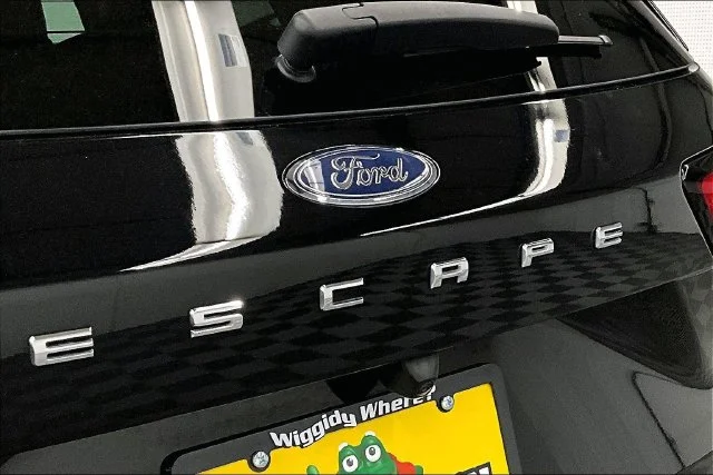 Used 2025 Agate Black Metallic Ford ST-Line image 9